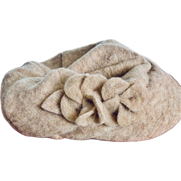 Complit Italian Wool Blend Heather Beige Floral Applique Accent Newsboy Hat main image 2
